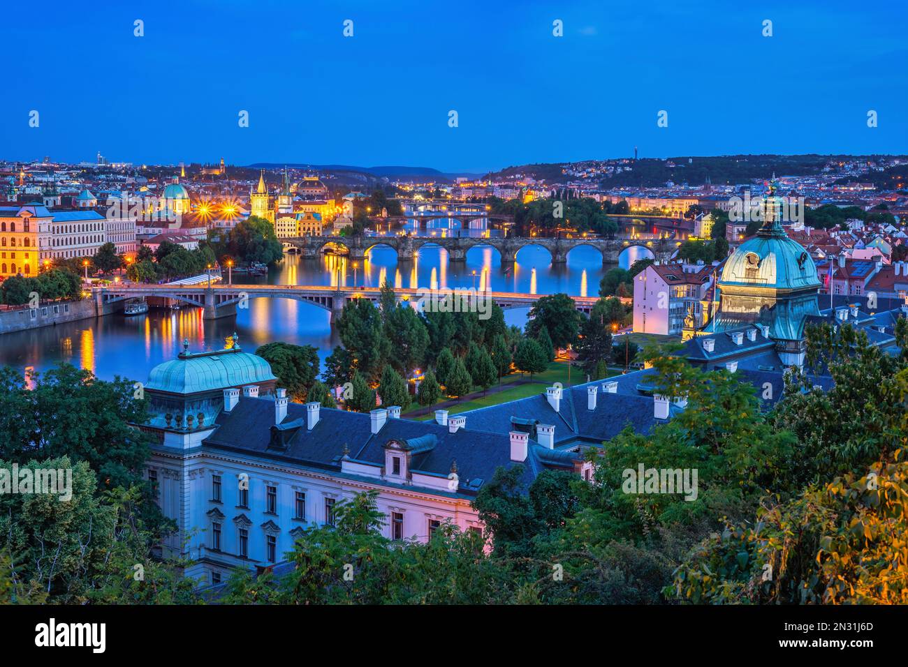 Prague République tchèque, vue panoramique nocturne sur le pont Charles et la rivière Vltava, Tchéquie Banque D'Images