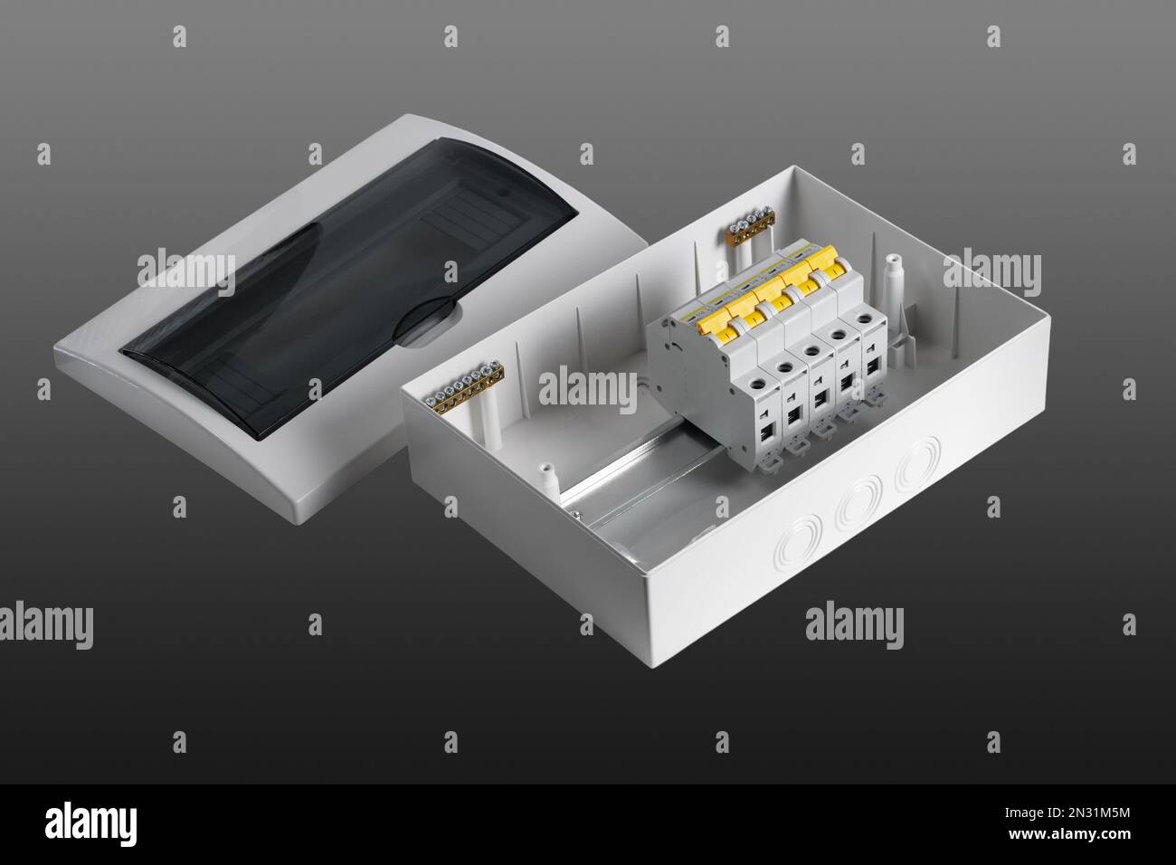 Tableau de distribution en plastique.Carte électrique.Gros plan.Isolé sur fond gris. Banque D'Images