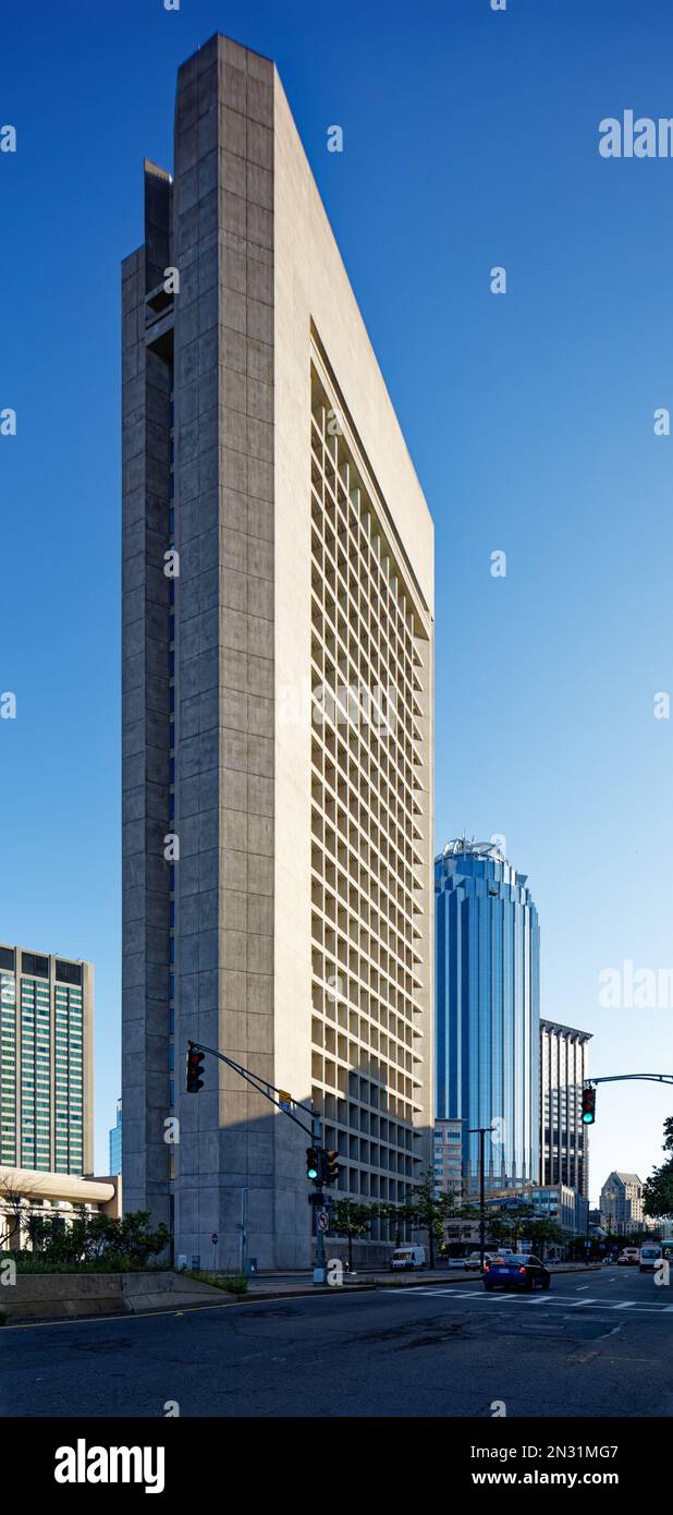 Boston Fenway : 177 tours de Huntington au-dessus de Christian Science Plaza. Le béton est teinté de grès, pour correspondre à la première Église du Christ, scientifique. Banque D'Images