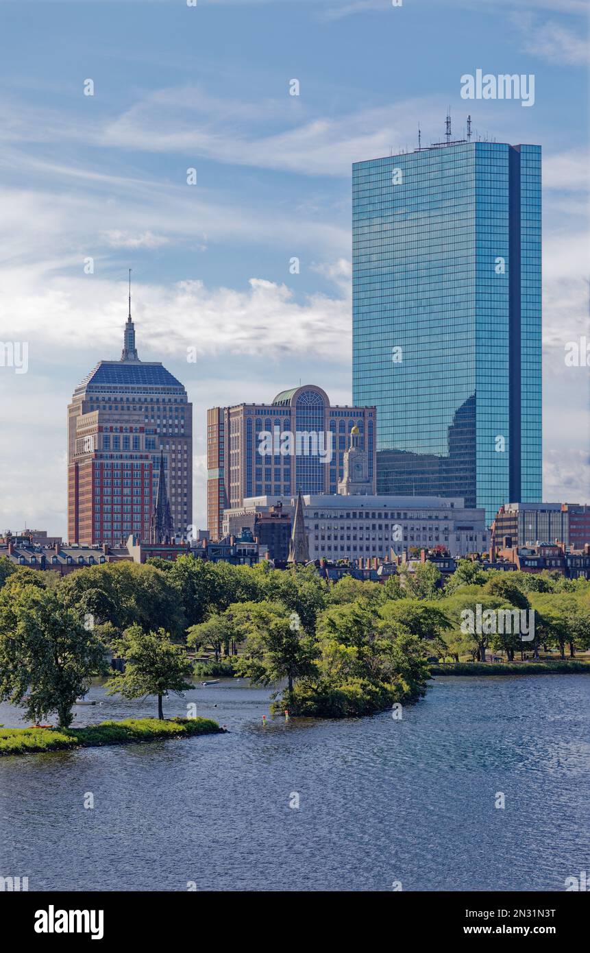 Boston Back Bay: 200 Clarendon Street, est l'emblématique ancienne John Hancock Tower, un monolithe de verre teinté bleu qui reflète le ciel et tout autour de lui. Banque D'Images