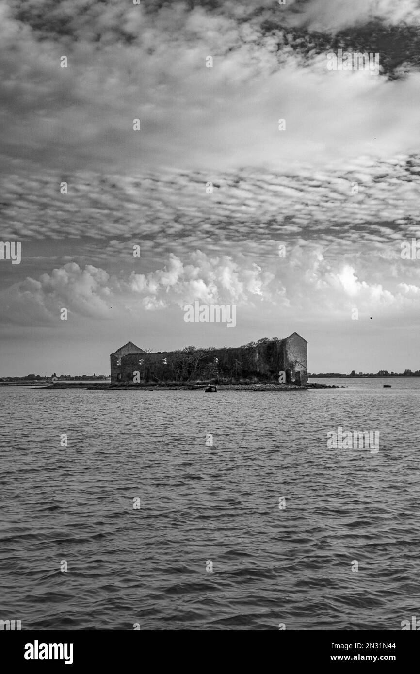Ancienne maison ruines dans une île sur un ciel de nuage fort dans la rivière Banque D'Images