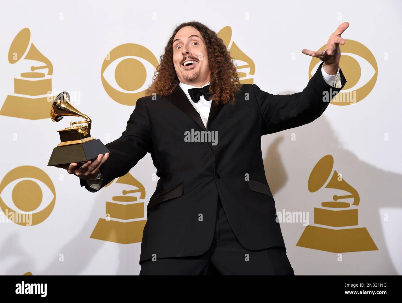 "Weird Al" Yankovic poses in the press room with the award for best comedy album for "Mandatory Fun" at the 57th annual Grammy Awards at the Staples Center on Sunday, Feb. 8, 2015, in Los Angeles. (Photo by Chris Pizzello/Invision/AP) Banque D'Images