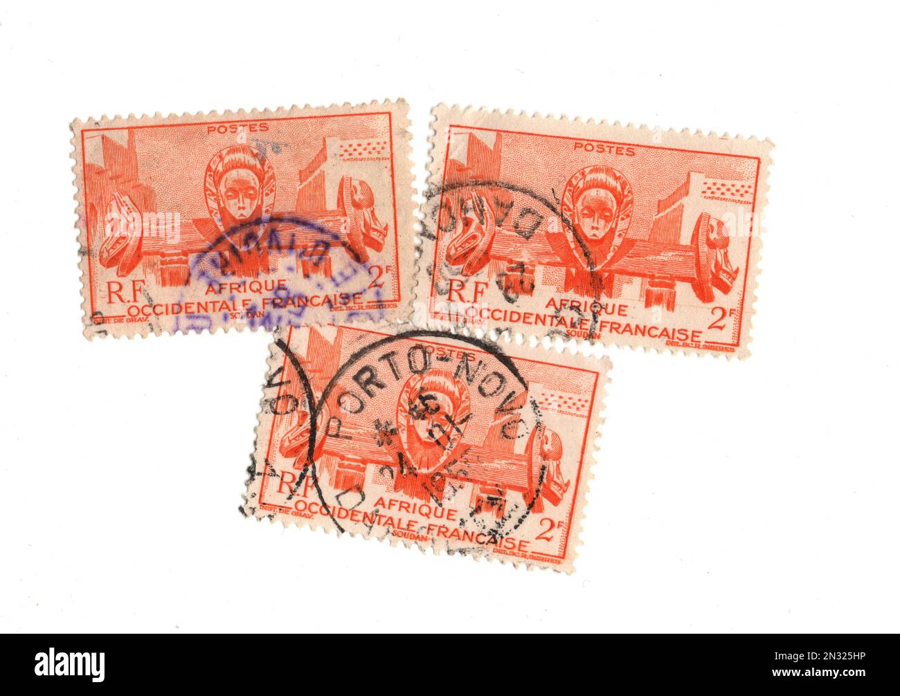 Timbres-poste d'époque d'Afrique de l'Ouest française sur fond blanc. Banque D'Images