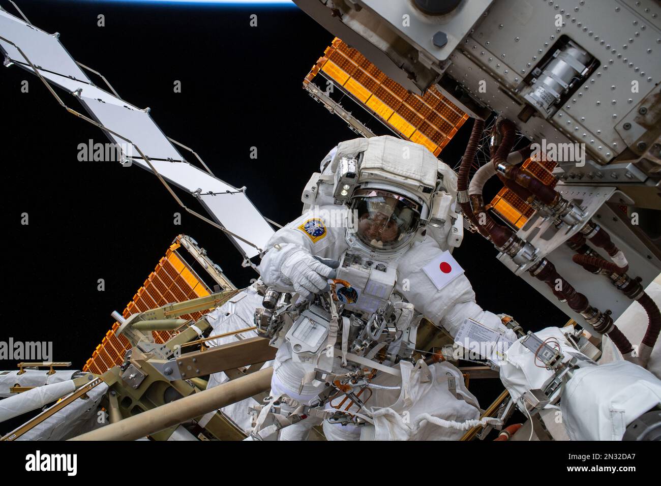 ISS - 02 février 2023 - l'ingénieur de vol de l'expédition 68 Koichi Wakata de l'Agence japonaise d'exploration aérospatiale (JAXA) est photographié dans son Extravehicula Banque D'Images