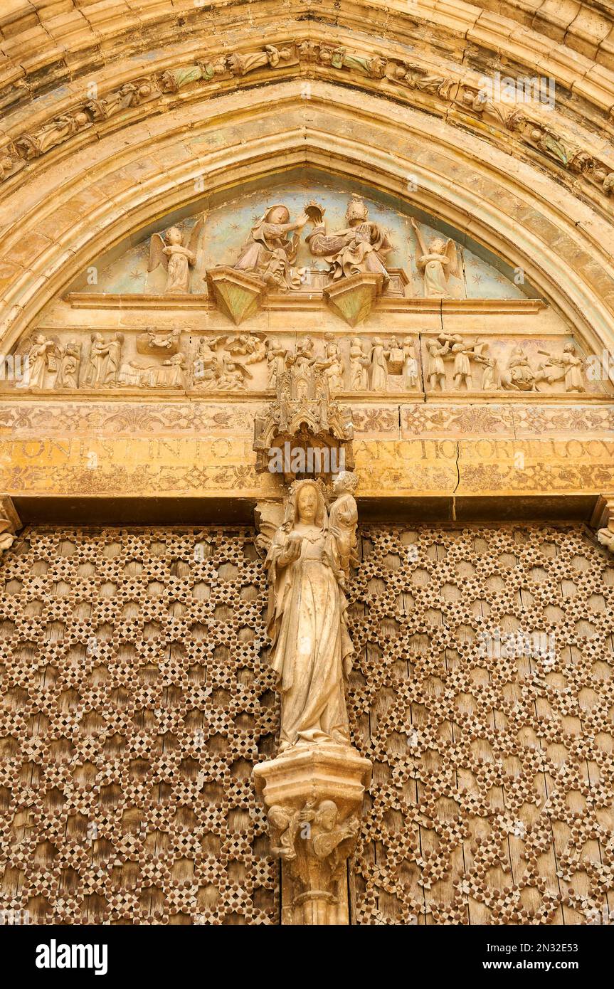 Détail de la sculpture vierge Madona de parte Luz à la porte des Apôtres de l'église gothique Santa Maria la Mayor à Morella (Maestrazgo, Castellón) Banque D'Images