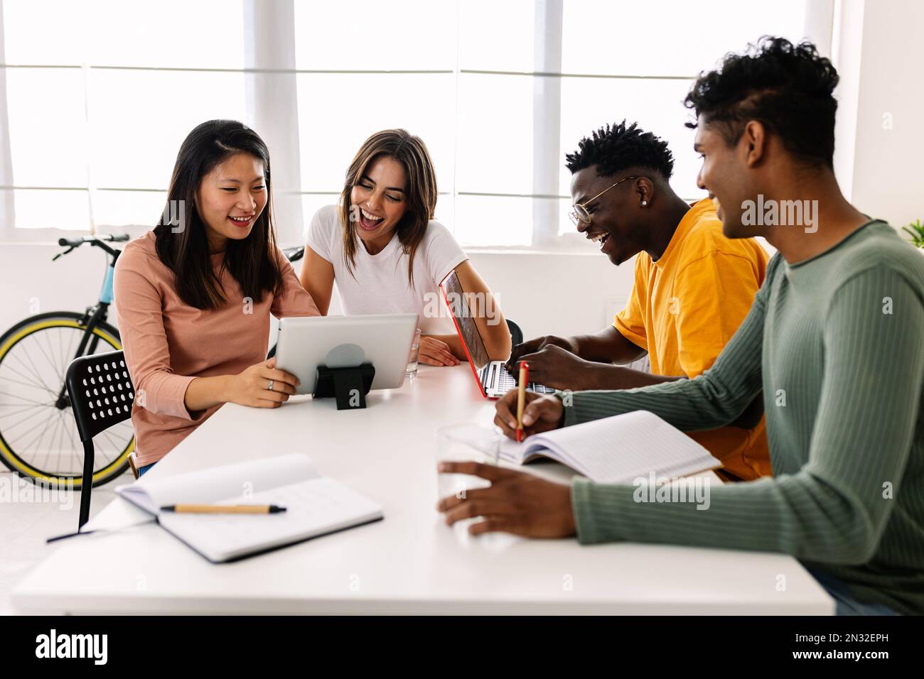 Un groupe de jeunes élèves du secondaire qui apprennent ensemble à la maison Banque D'Images