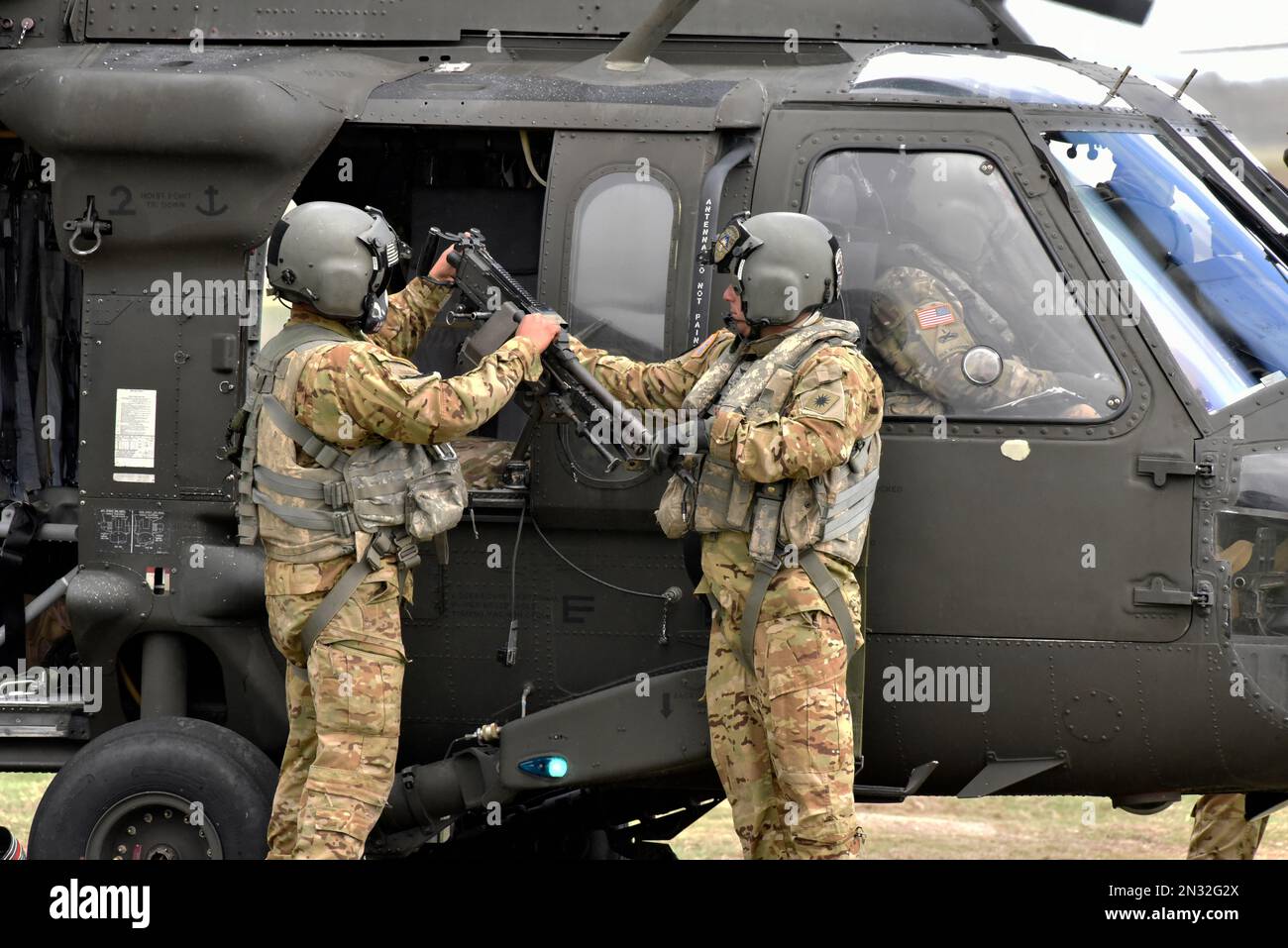 Six UH-60 soldats de la Réserve de l'Armée des faucons noirs ont tiré des milliers de munitions de M240 pendant l'entraînement, fort Hunter Liggett, Californie. Banque D'Images