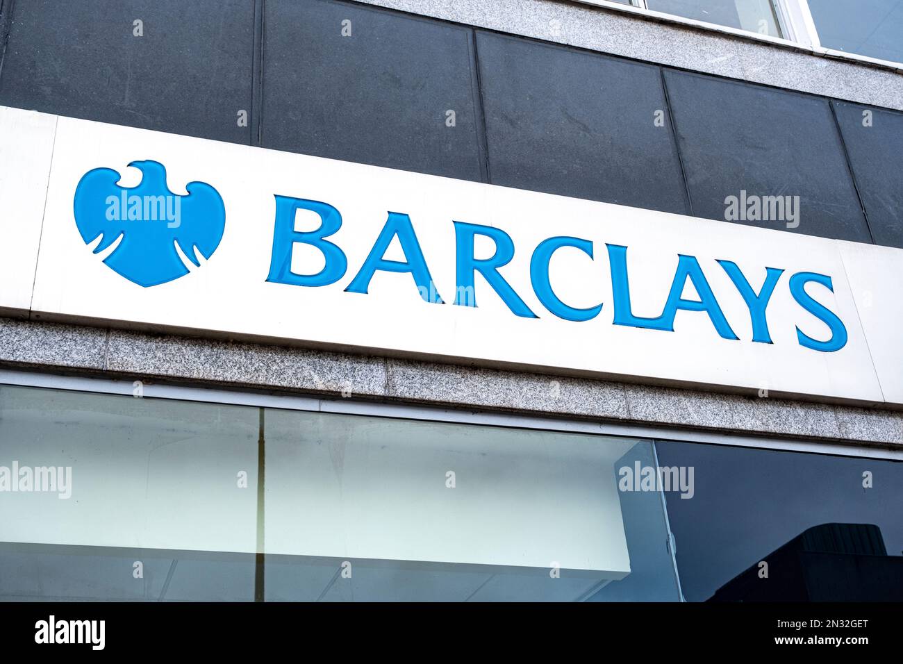 Gros plan de l'affiche et du logo de la banque Barclays sur le mur extérieur du Royaume-Uni Banque D'Images