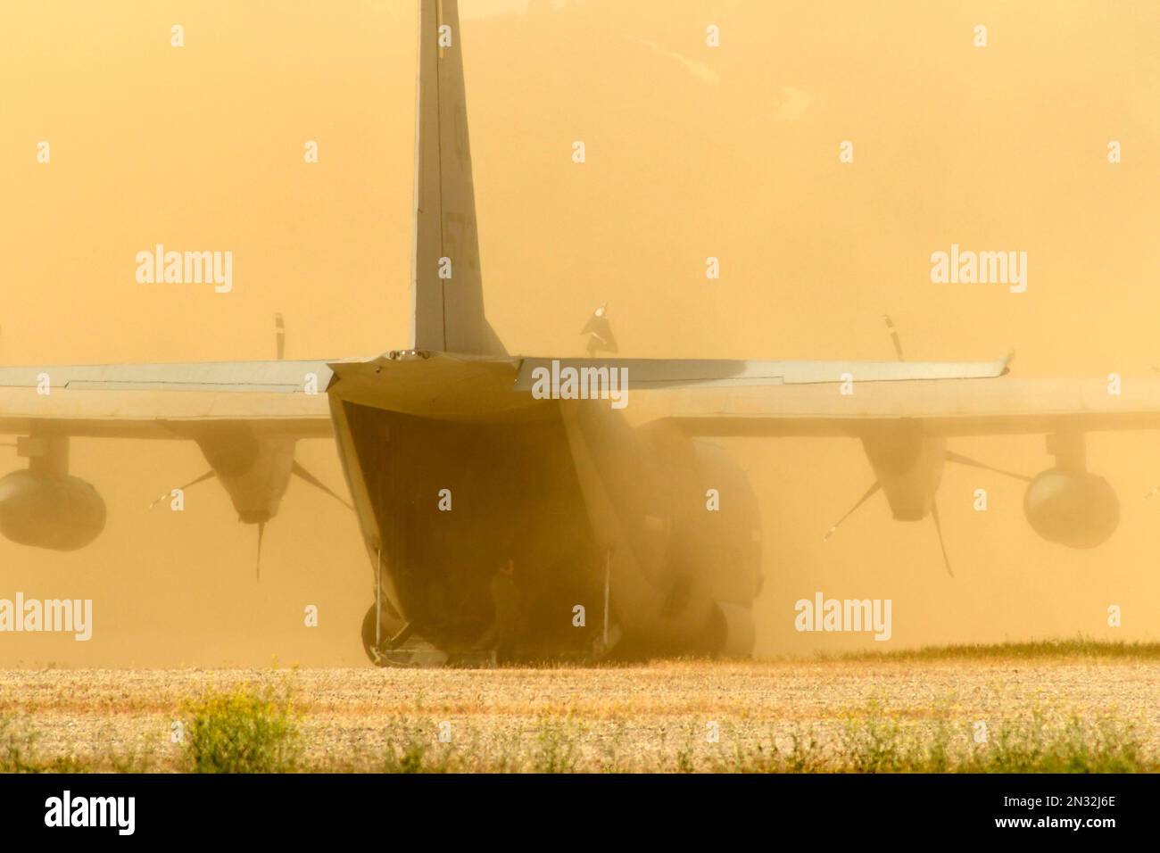 C-130 compartiment de chargement ouvert Hercules avec 13th membres de l'unité expéditionnaire maritime sur piste d'atterrissage en terre pendant un exercice militaire, fort Hunter Liggett, CA. Banque D'Images