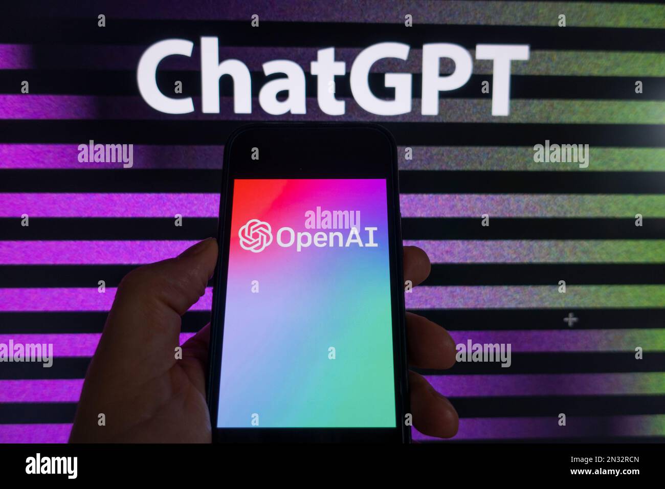 Image composite numérique du logo OpenAI ChatGPT affiché sur le téléphone mobile Banque D'Images