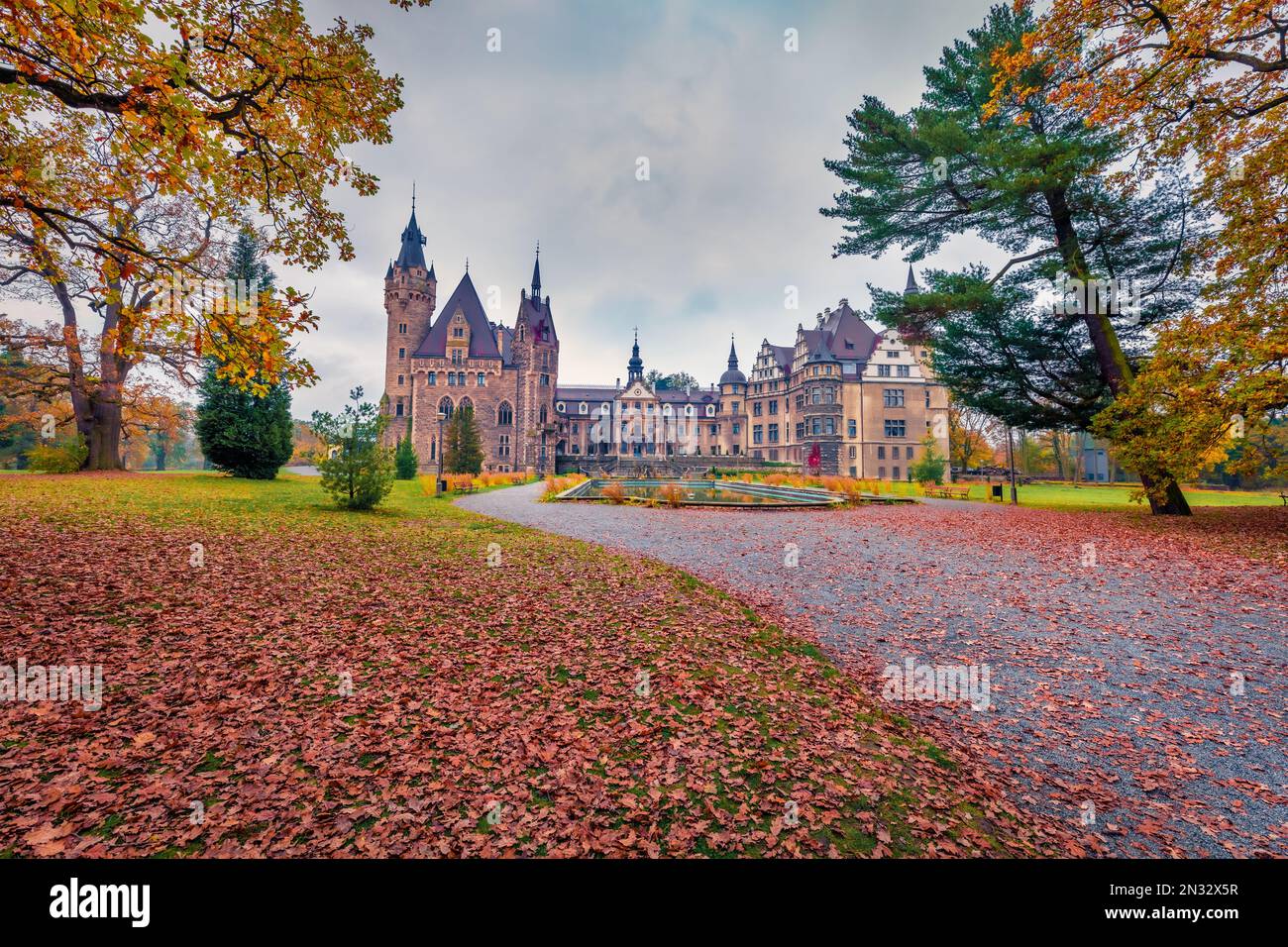 MOSZNA, POLOGNE - 24 OCTOBRE 2017 ; le château de Moszna, construit au XVIIe siècle, prolongé de 1900 à 1914, est un palais historique situé à Moszna, Banque D'Images