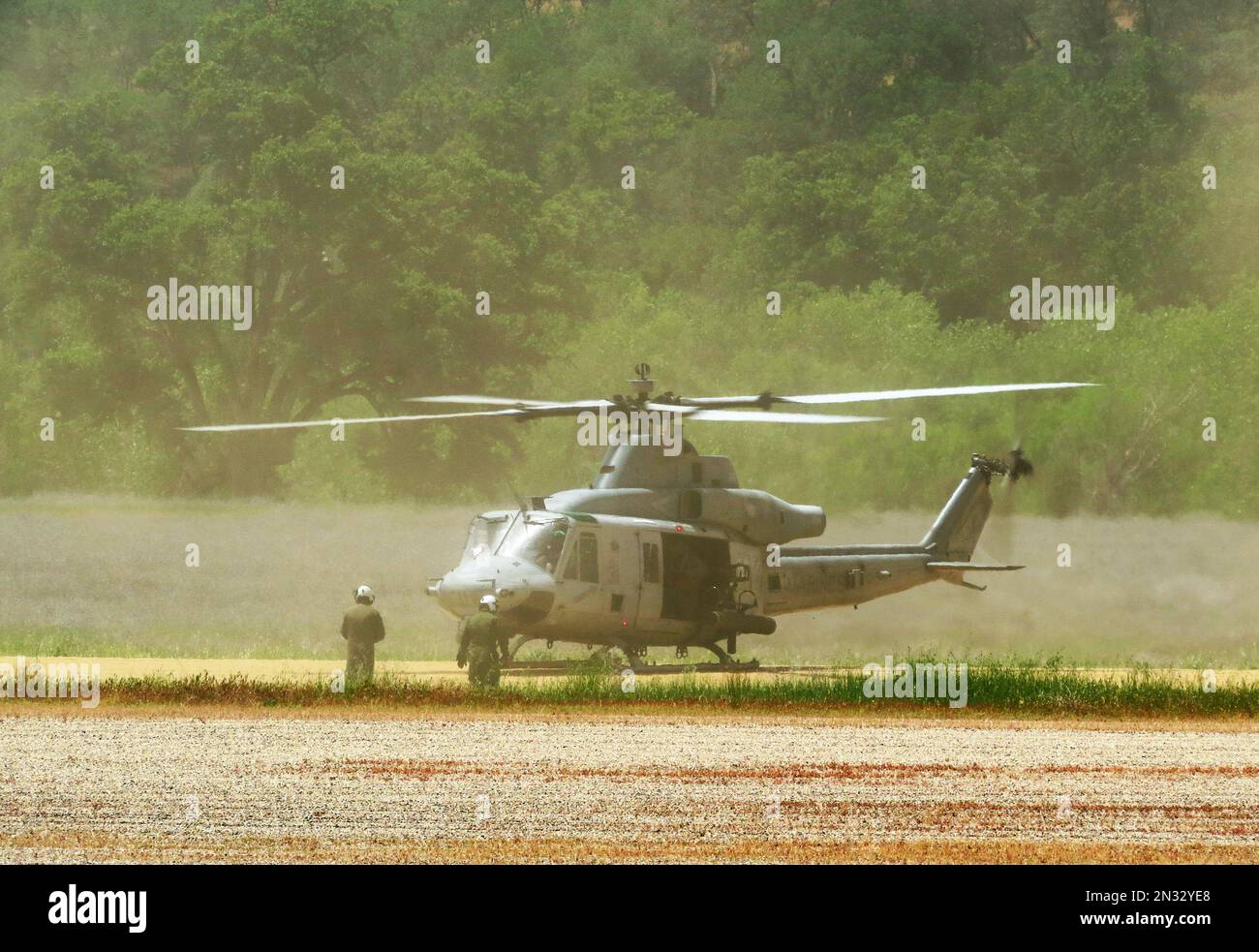 13th Marine Expeditionary Unit crewman ravitailler un hélicoptère d'attaque dans un exercice d'entraînement militaire sur piste d'atterrissage en terre, fort Hunter Liggett, CA. Banque D'Images