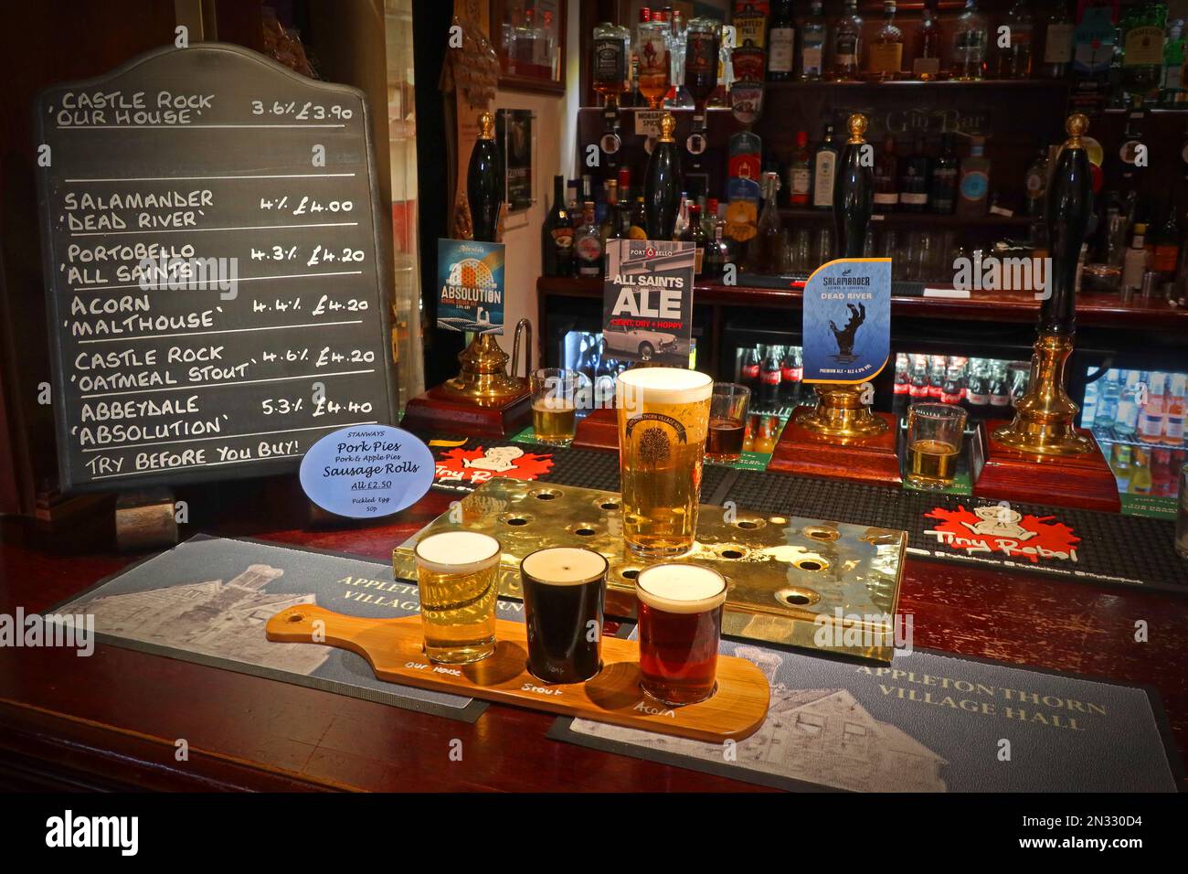 Bar avec tiers paddle, pinte de vraie bière et menu de tableau noir de bières, Appleton Thorn Village Hall, Warrington, Cheshire, Angleterre, Royaume-Uni, WA4 4RT Banque D'Images