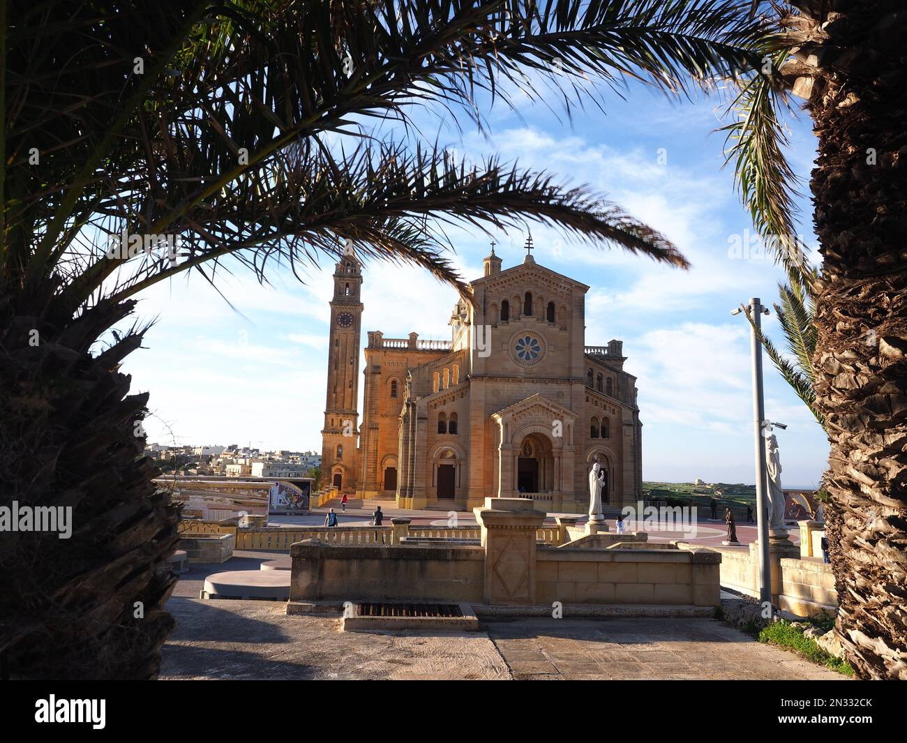 Une église catholique (Ta' Pinu Mill) et des palmiers sous le ciel bleu méditerranéen - île de Gozo Malte Banque D'Images