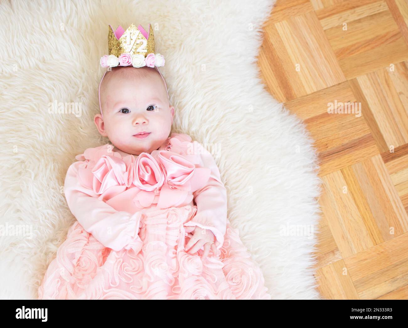 bébé fille de 6 mois. Demianniversaire. Joyeux anniversaire, princesse. Adorable petite fille