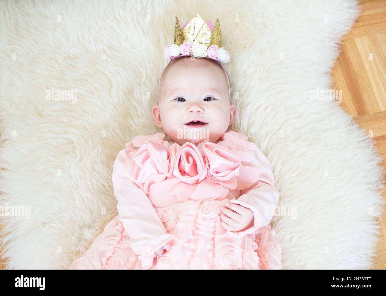 bébé fille de 6 mois. Demianniversaire. Joyeux anniversaire, princesse. Adorable petite fille