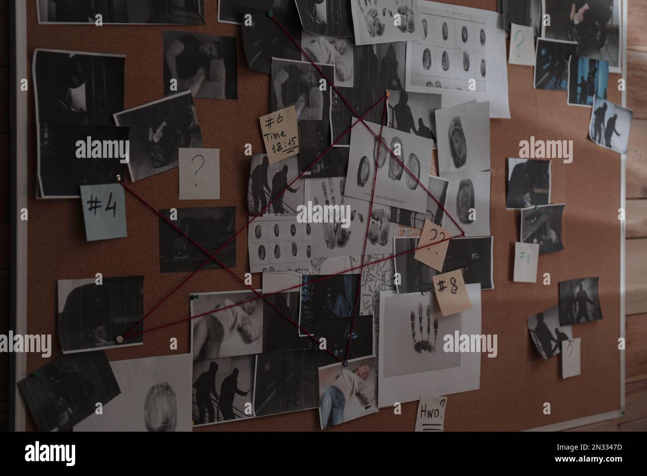 Tableau de détection avec photos de scènes de crime, empreintes digitales, indices et fil rouge sur le mur Banque D'Images