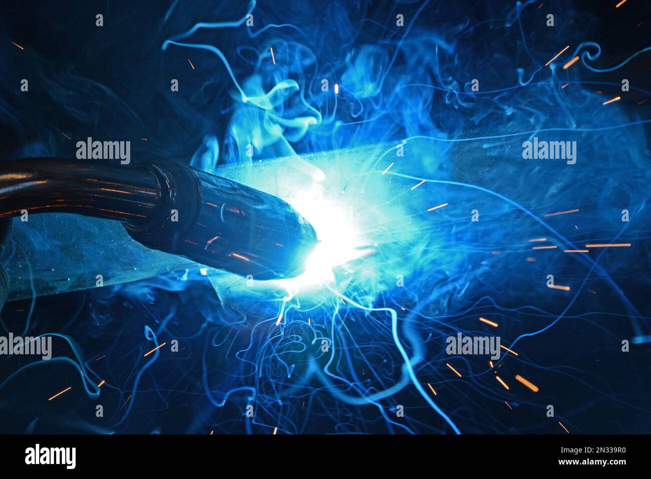 Ouvrier du métal soudant des métaux en usine, Randan, France Banque D'Images