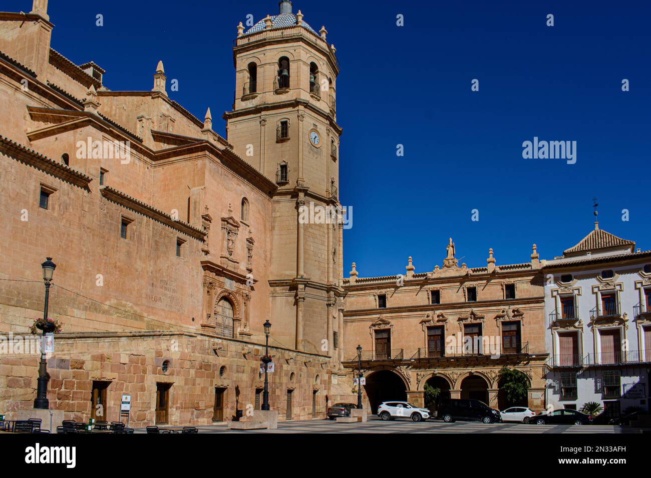 Plaza de España, Lorca, Murcia, Espagne. Le Colegiata de San Patricio (Collégiale de St. Patrick) est sur la gauche. Banque D'Images