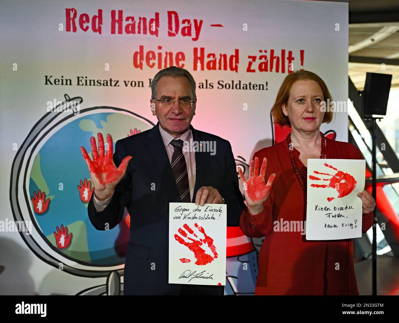 Berlin, Allemagne. 07th févr. 2023. Lisa Pas (Bündnis 90/Die Grünen, r), Ministre fédérale de la famille, des personnes âgées, des femmes et de la jeunesse, Et Paul Lehrieder (l), représentant du groupe parlementaire CDU/CSU de la Commission des enfants du Bundestag, montrent leurs empreintes lors de la campagne "la main rouge - votre compte de main" pour marquer la Journée internationale contre l'utilisation des enfants soldats. Dans cette action, les politiciens s'opposent à l'utilisation des enfants comme soldats. Credit: Philipp Znidar/dpa/Alamy Live News Banque D'Images