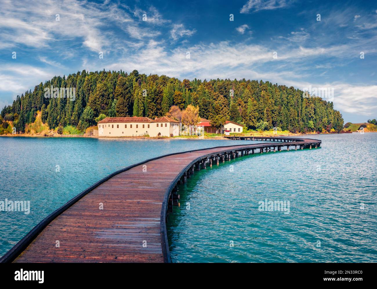 Vue sur le monastère St Mary le matin. Paysage printanier pittoresque de Narta Lagoon. Magnifique scène extérieure de l'Albanie, l'Europe. Concept de déplacement Banque D'Images