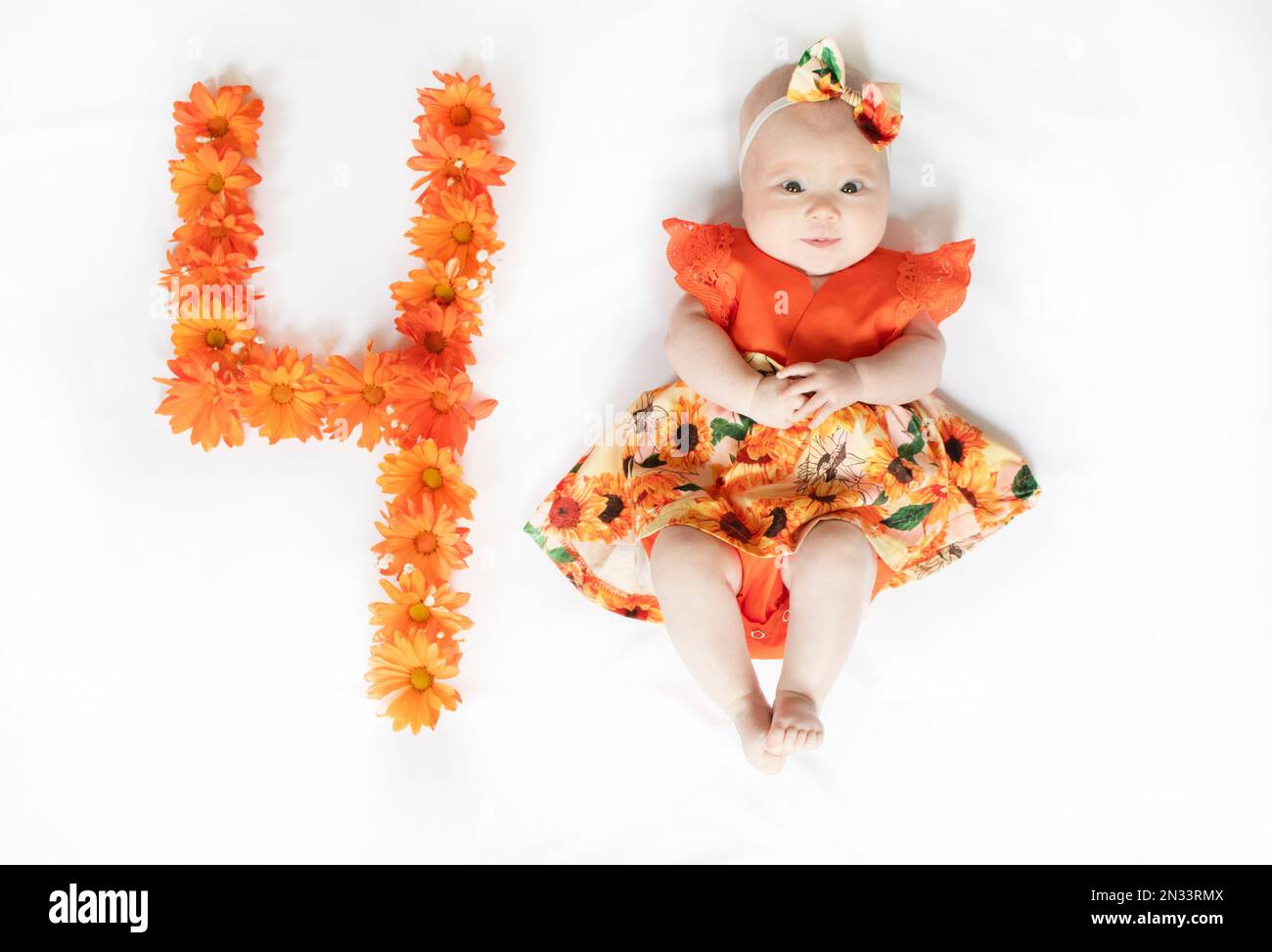 mignon causacien 4 mois bébé fille dans une robe. bébé de 4 mois Banque D'Images