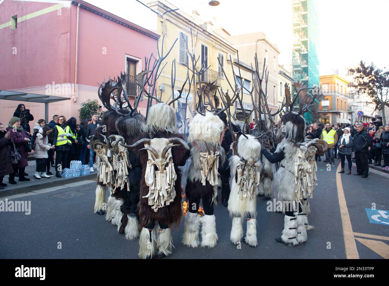 02-4-2023 - Italie, Sardaigne, Sassari, Carnaval de Macomer 'Carrasegare in Macomer', défilé de masques sardes traditionnels Banque D'Images