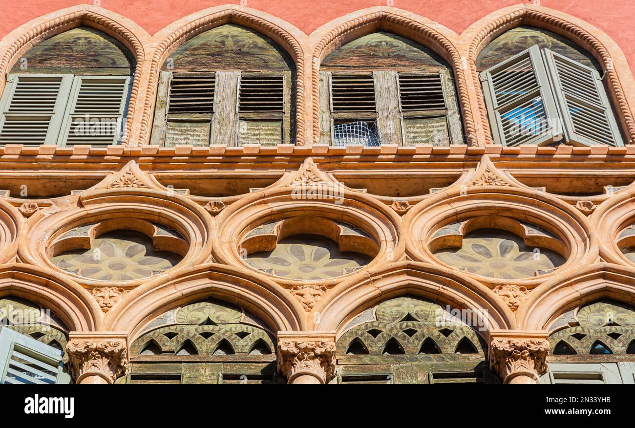 Façade et détails du palais du XVe siècle dans le centre historique de la ville médiévale de Vérone - région de Vénétie dans le nord de l'Italie Banque D'Images