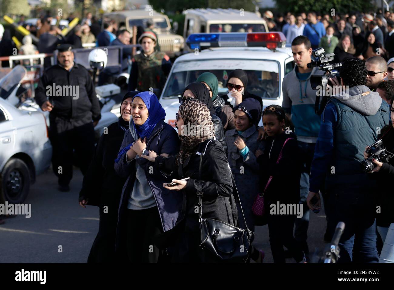 Family members of security forces killed in Sinai on Thursday cry after they received the bodies of their relatives, outside Almaza military airport in Cairo, Egypt, Friday, Jan. 30, 2015. Egyptian officials on Friday raised the death toll to at least 32 from coordinated and simultaneous attacks that struck more than a dozen army and police targets in the restive Sinai Peninsula the previous night. An Egyptian militant group affiliated with the Islamic State claimed responsibility for the attacks, which involved locations in three north Sinai towns, and required a previously unseen level of co Banque D'Images