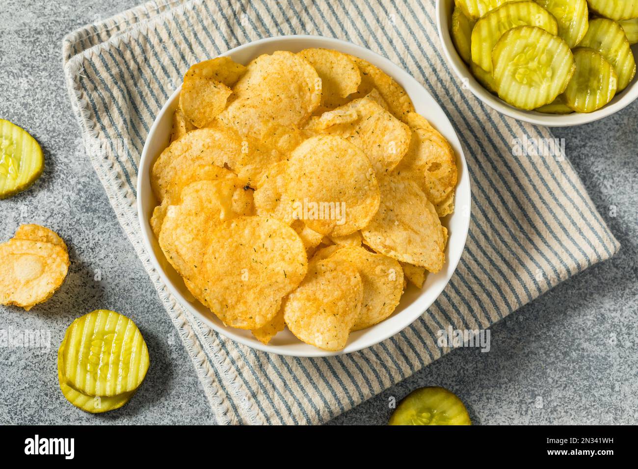 Croustilles de pommes de terre au pickle parfumées maison dans un bol à manger Banque D'Images