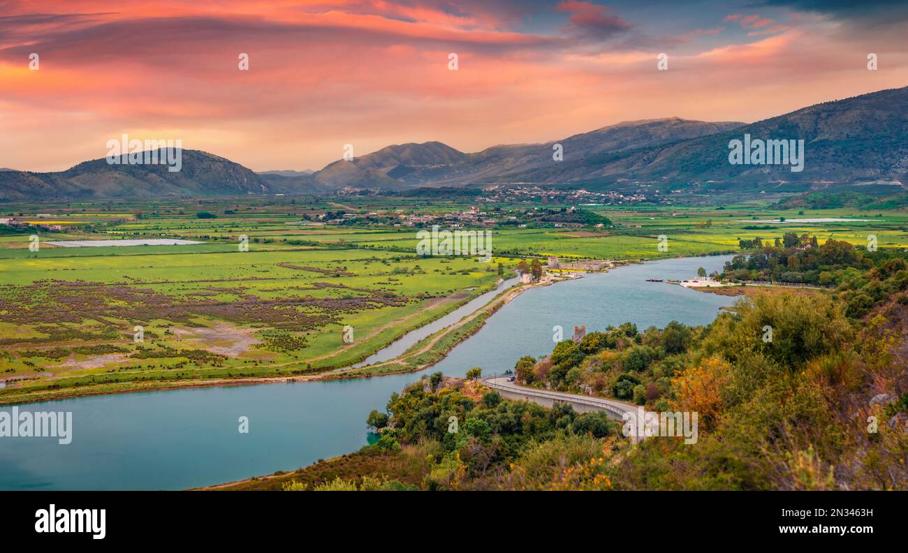 Vue imprenable sur le parc national de Butrint avec le château du Triangle de Venise. Lever de soleil incroyable en Albanie, en Europe. Présentation du concept de déplacement. Banque D'Images