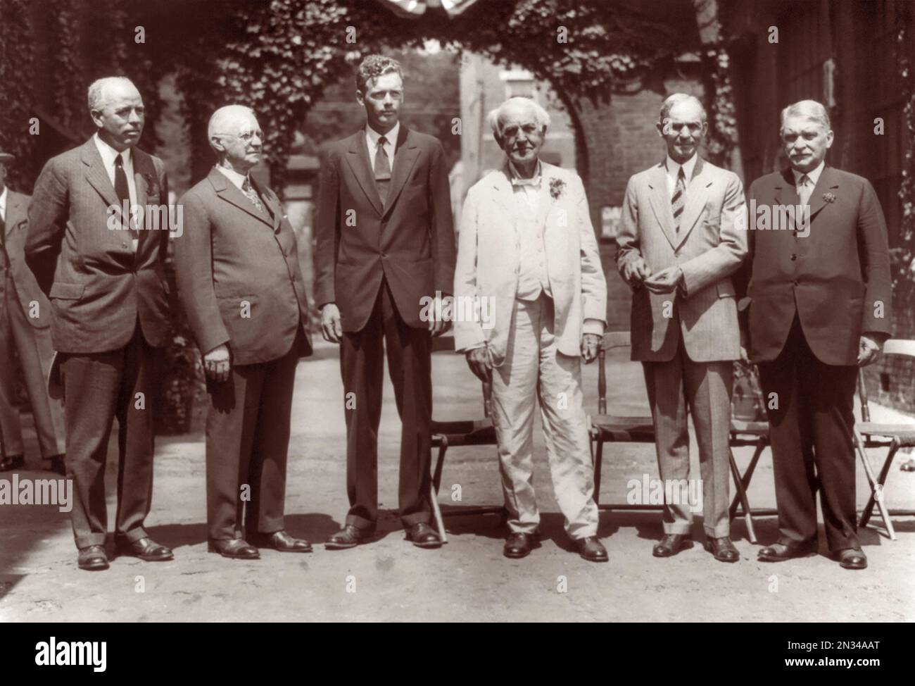 Thomas Alva Edison debout à l'extérieur des laboratoires Edison, West Orange, New Jersey, on 31 juillet 1929, Avec le comité des juges pour choisir un gagnant pour la bourse d'études MIT d'Edison (pour laquelle Wilber B. Huston a été sélectionné). Dr Lewis Perry, George Eastman, Charles Lindbergh, Thomas Edison, Henry Ford, Et le Dr Samuel Stratton. Banque D'Images
