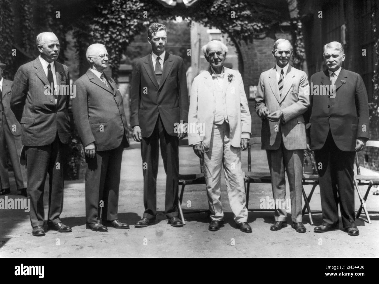 Thomas Alva Edison debout à l'extérieur des laboratoires Edison, West Orange, New Jersey, on 31 juillet 1929, Avec le comité des juges pour choisir un gagnant pour la bourse d'études MIT d'Edison (pour laquelle Wilber B. Huston a été sélectionné). Dr Lewis Perry, George Eastman, Charles Lindbergh, Thomas Edison, Henry Ford, Et le Dr Samuel Stratton. Banque D'Images