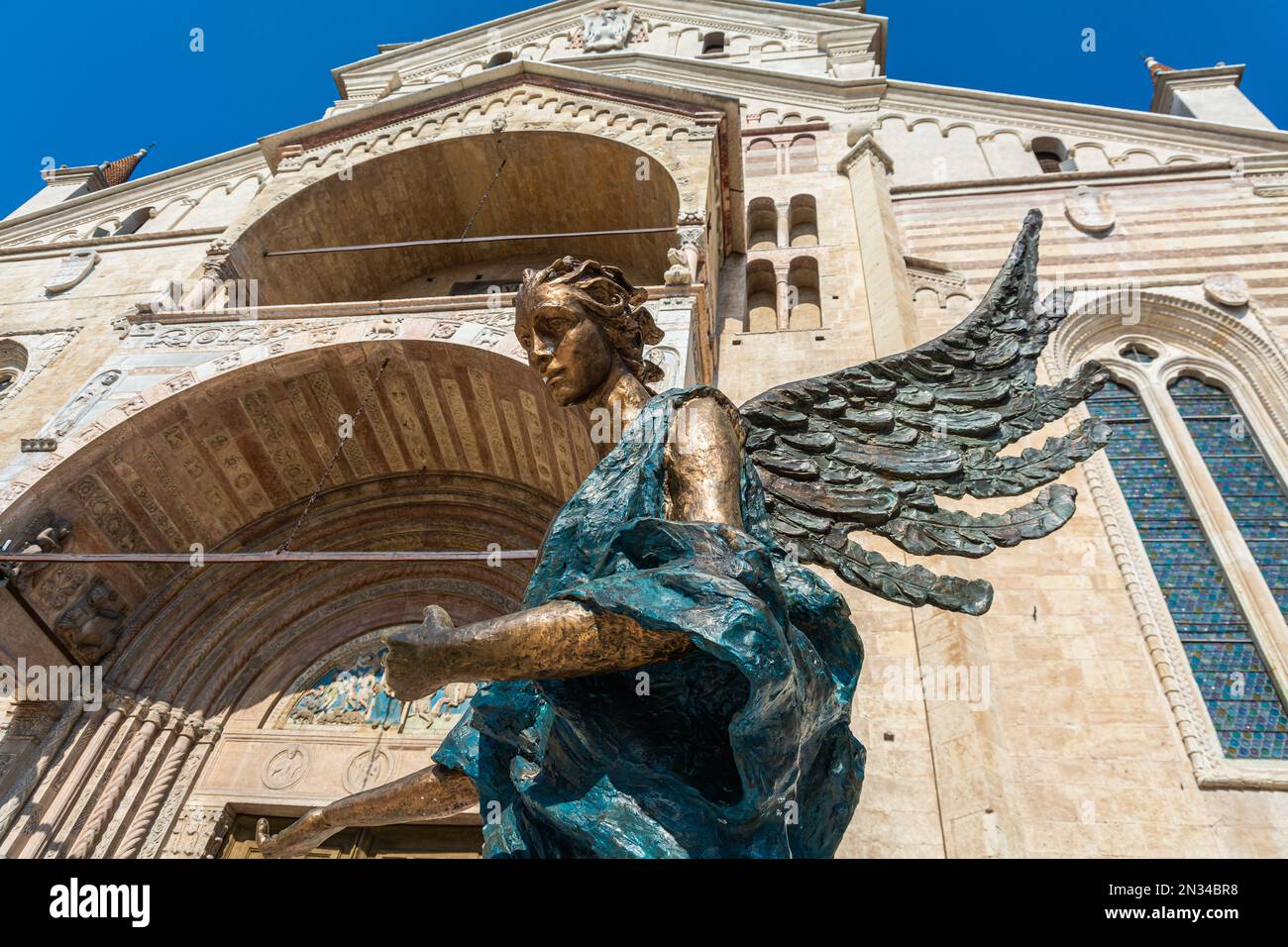 Ange bleu en face de la cathédrale de Vérone, sculpture en bronze de Albano Poli, 2015, province de Vérone, Vénétie, Italie Banque D'Images