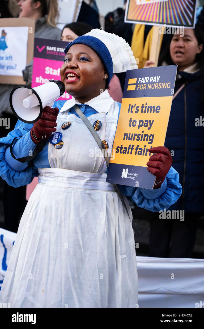 Le 7th février 2023, des infirmières ont fait une autre grève en Angleterre, exigeant une augmentation de salaire et de meilleures conditions de travail. Sur la ligne de piquetage à l'Université C. Banque D'Images