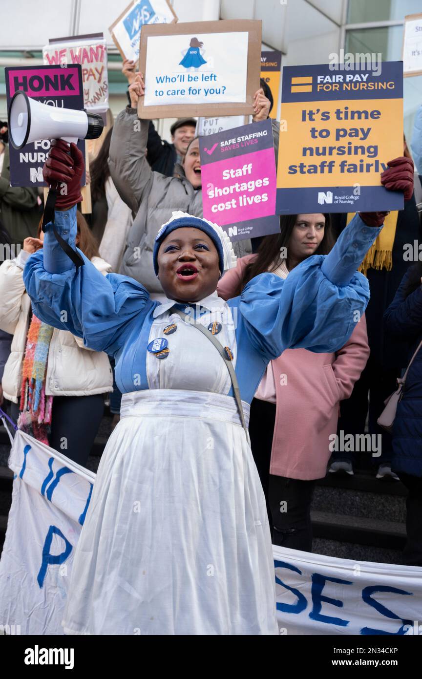 Le 7th février 2023, des infirmières ont fait une autre grève en Angleterre, exigeant une augmentation de salaire et de meilleures conditions de travail. Sur la ligne de piquetage à l'Université C. Banque D'Images