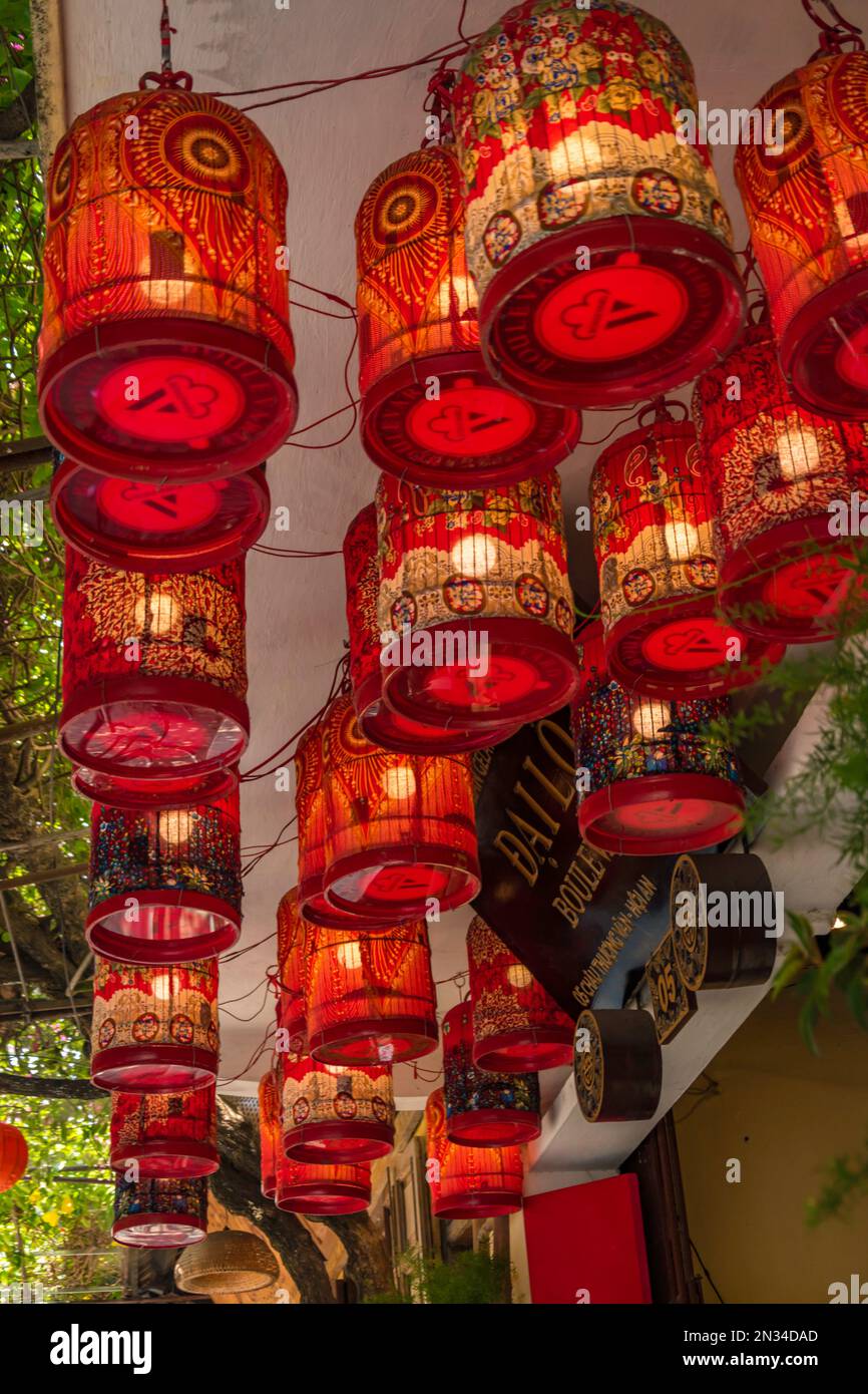 Lanternes de nuit accrochées au-dessus de la rue à Hoi an, Vietnam. Banque D'Images