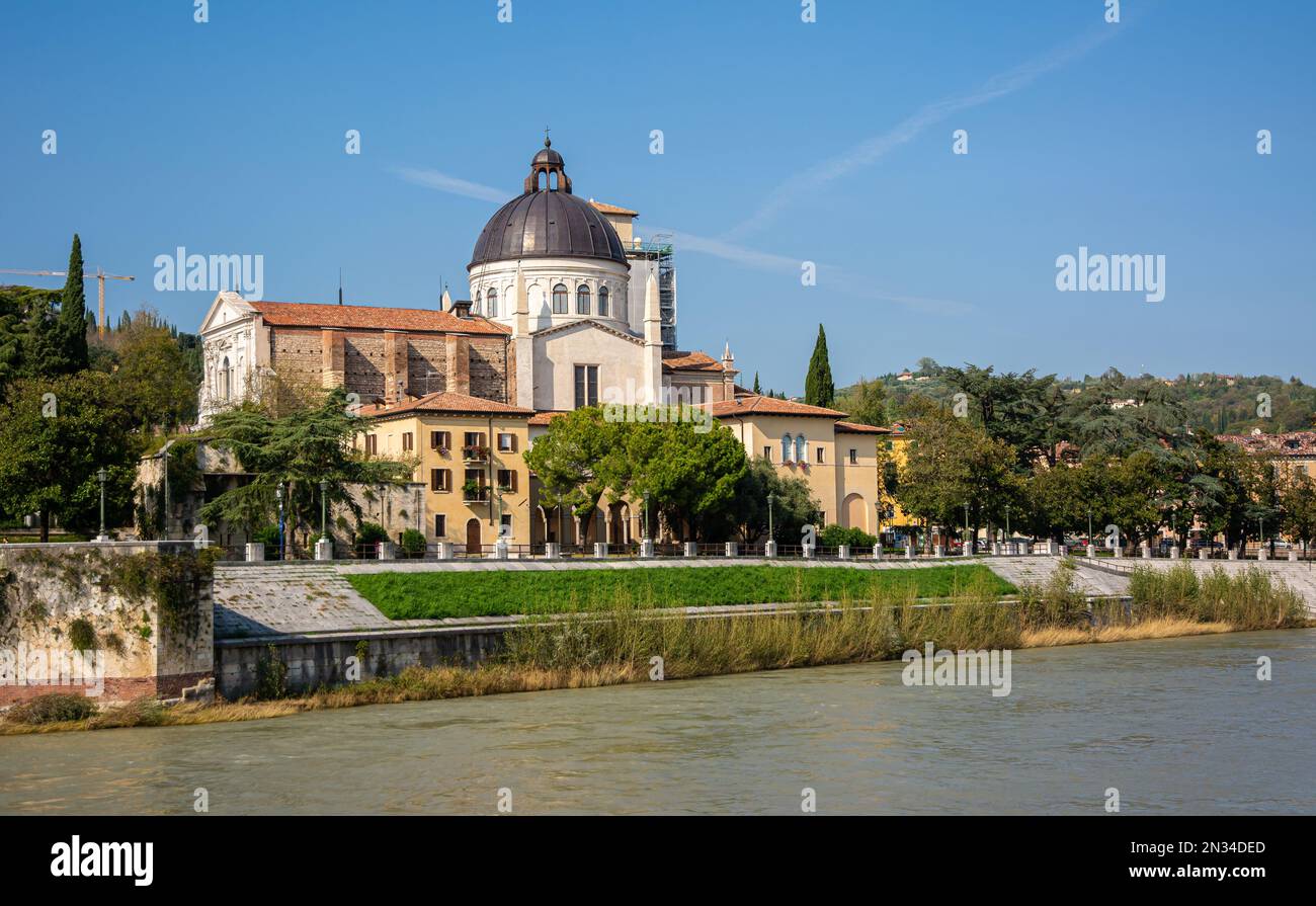 Vue de l'église San Giorgio de Braida: A été fondée en 1046 comme monastère bénédictin - Vérone, région de Vénétie dans le nord de l'Italie, Europe Banque D'Images