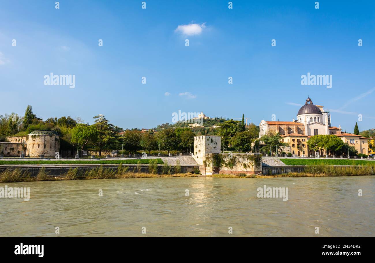 Vue de l'église San Giorgio de Braida: A été fondée en 1046 comme monastère bénédictin - Vérone, région de Vénétie dans le nord de l'Italie, Europe Banque D'Images