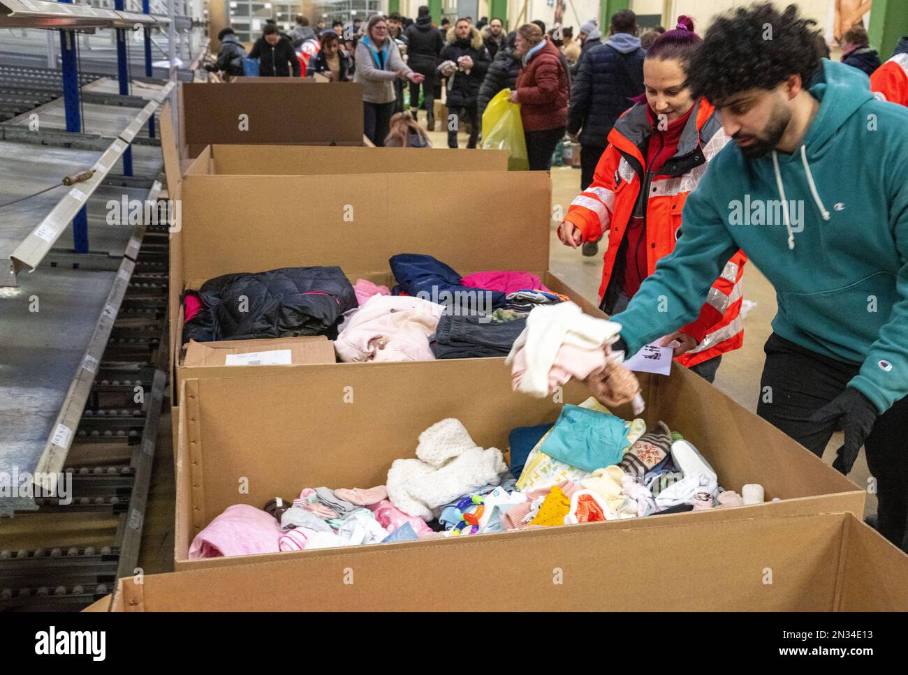 Aalen, Allemagne. 07th févr. 2023. Les bénévoles trient les fournitures de secours. Ce sont pour la ville turque jumelle Antakya/Hatay, qui est située dans la zone du tremblement de terre. Credit: Stefan Puchner/dpa/Alay Live News Banque D'Images