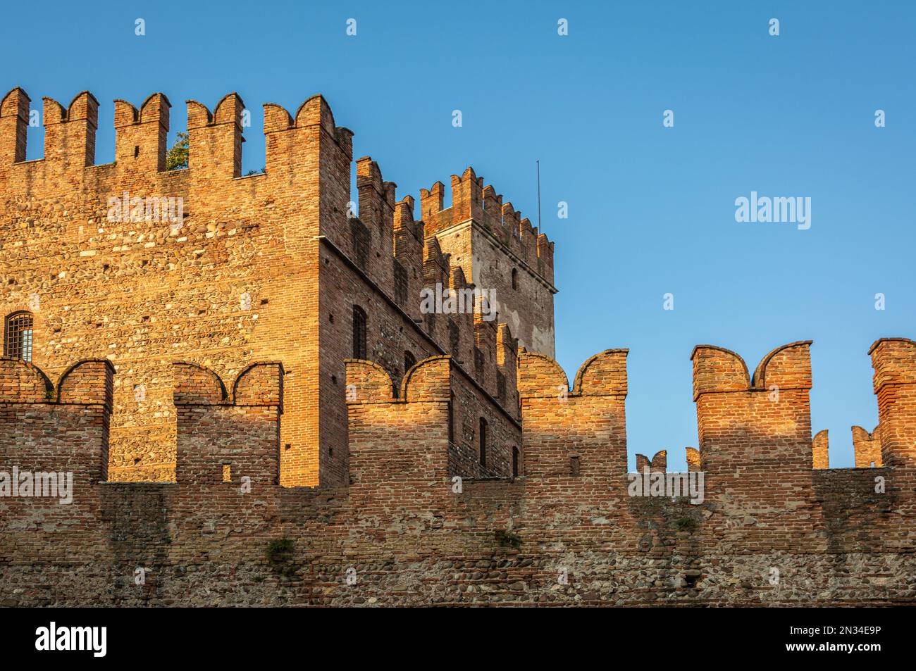 Le Pont du Castel Vecchio (Ponte di Castel Vecchio) ou le Pont Scaliger (Ponte Scaligero) : est un pont fortifié de Vérone, Italie, Europe Banque D'Images