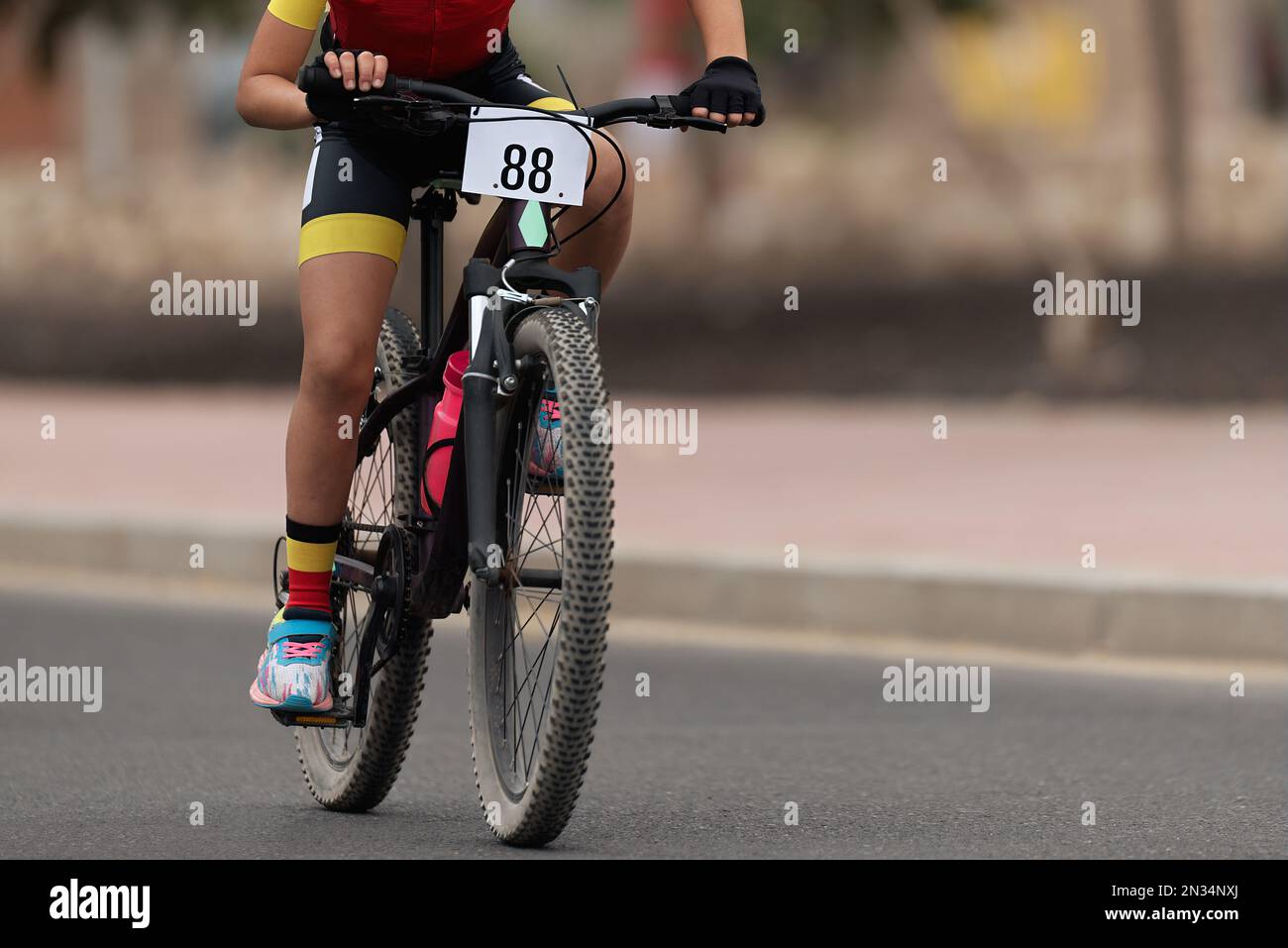 Cycliste en compétition dans la classe enfant Banque D'Images