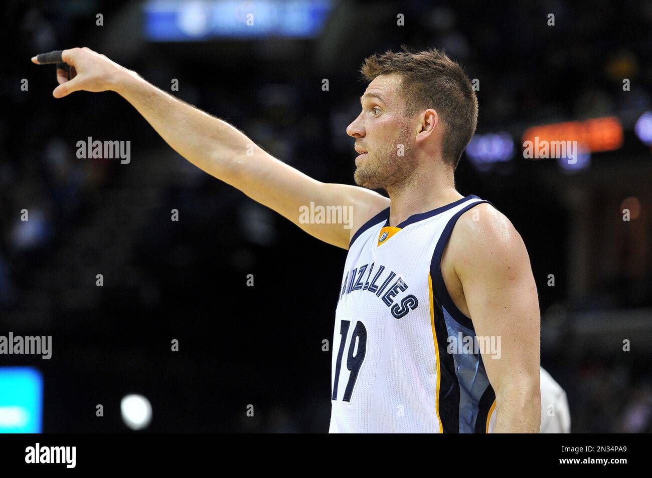 Memphis Grizzlies guard Beno Udrih (19) plays in the first half of an NBA basketball game Saturday, Jan. 24, 2015, in Memphis, Tenn. (AP Photo/Brandon Dill) Banque D'Images