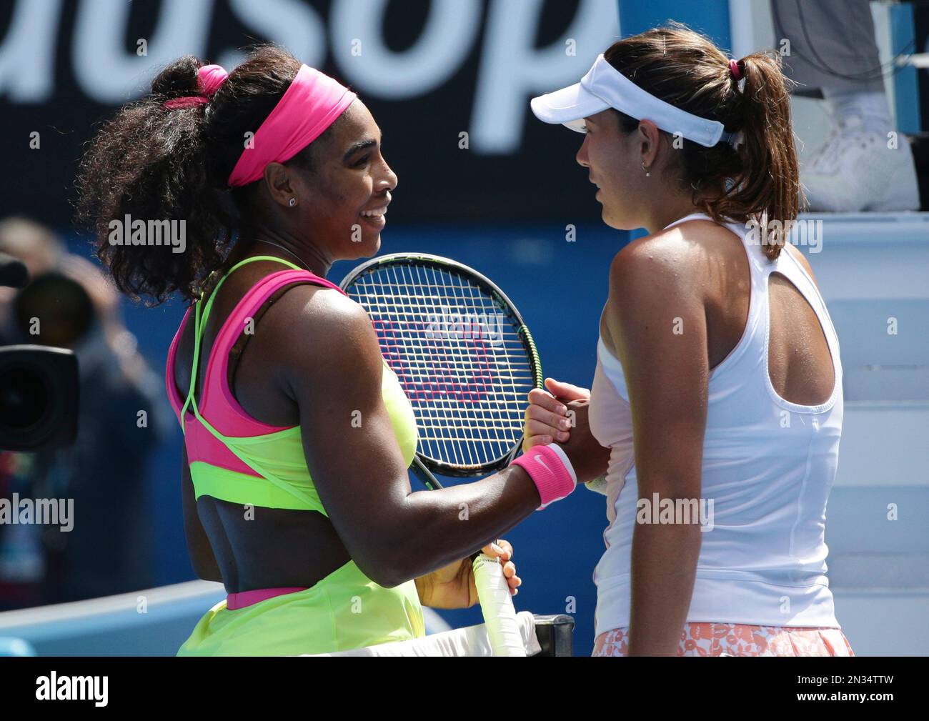 Serena Williams of the U.S., left, shakes hands with Garbine Muguruza of Spain after winning their fourth round match at the Australian Open tennis championship in Melbourne, Australia, Monday, Jan. 26, 2015. (AP Photo/Rob Griffith) Banque D'Images