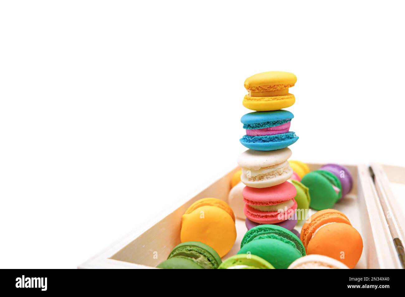Macaron coloré ou macarons dans une boîte isolée sur fond blanc, pile de macarons haut Banque D'Images