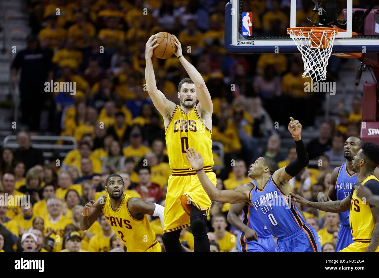 Cleveland Cavaliers' Kevin Love (0) rebounds against the Oklahoma City Thunder in an NBA basketball game Sunday, Jan. 25, 2015, in Cleveland. (AP Photo/Mark Duncan) Banque D'Images