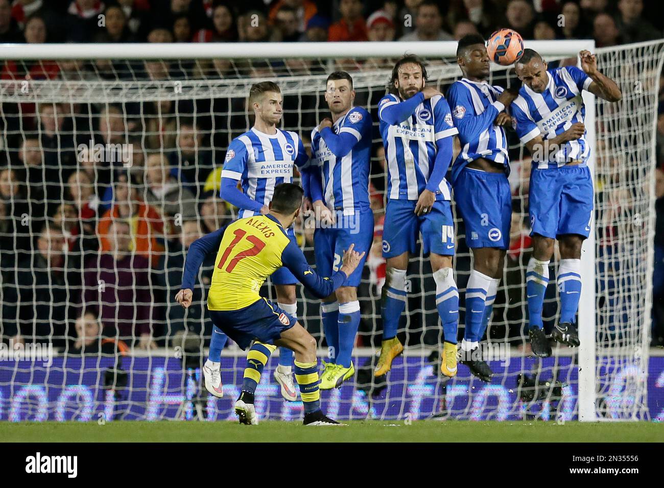 Arsenal’s Alexis Sanchez takes a free kick during the English FA Cup 4th round soccer match between Brighton & Hove Albion and Arsenal at the Amex Stadium, Brighton, England, Sunday, Jan. 25, 2015. (AP Photo/Tim Ireland) Banque D'Images