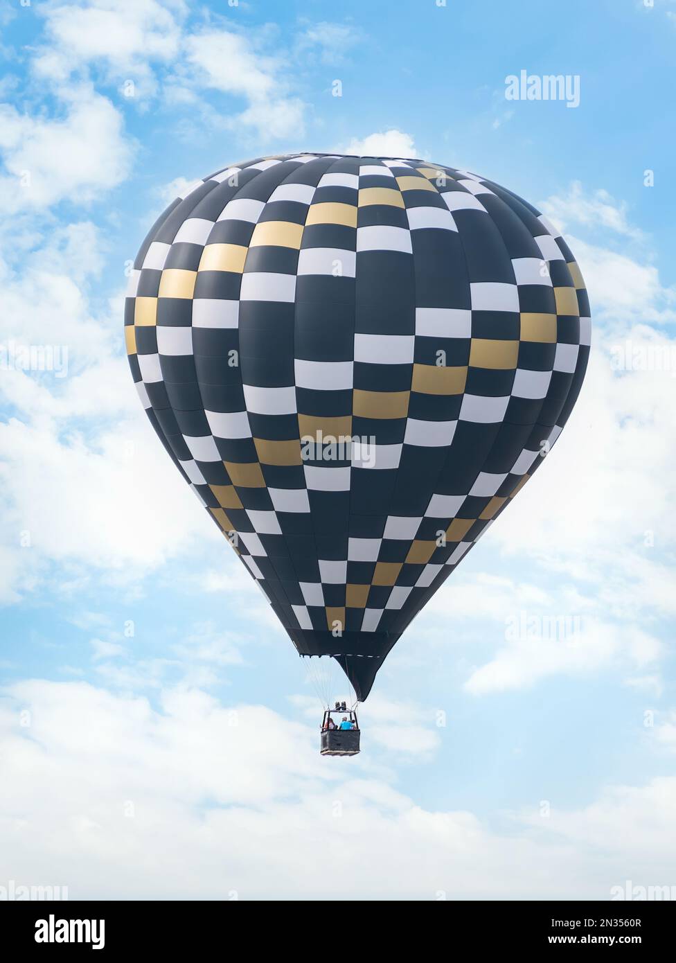 Ballon d'air chaud volant contre le ciel bleu vif Banque D'Images