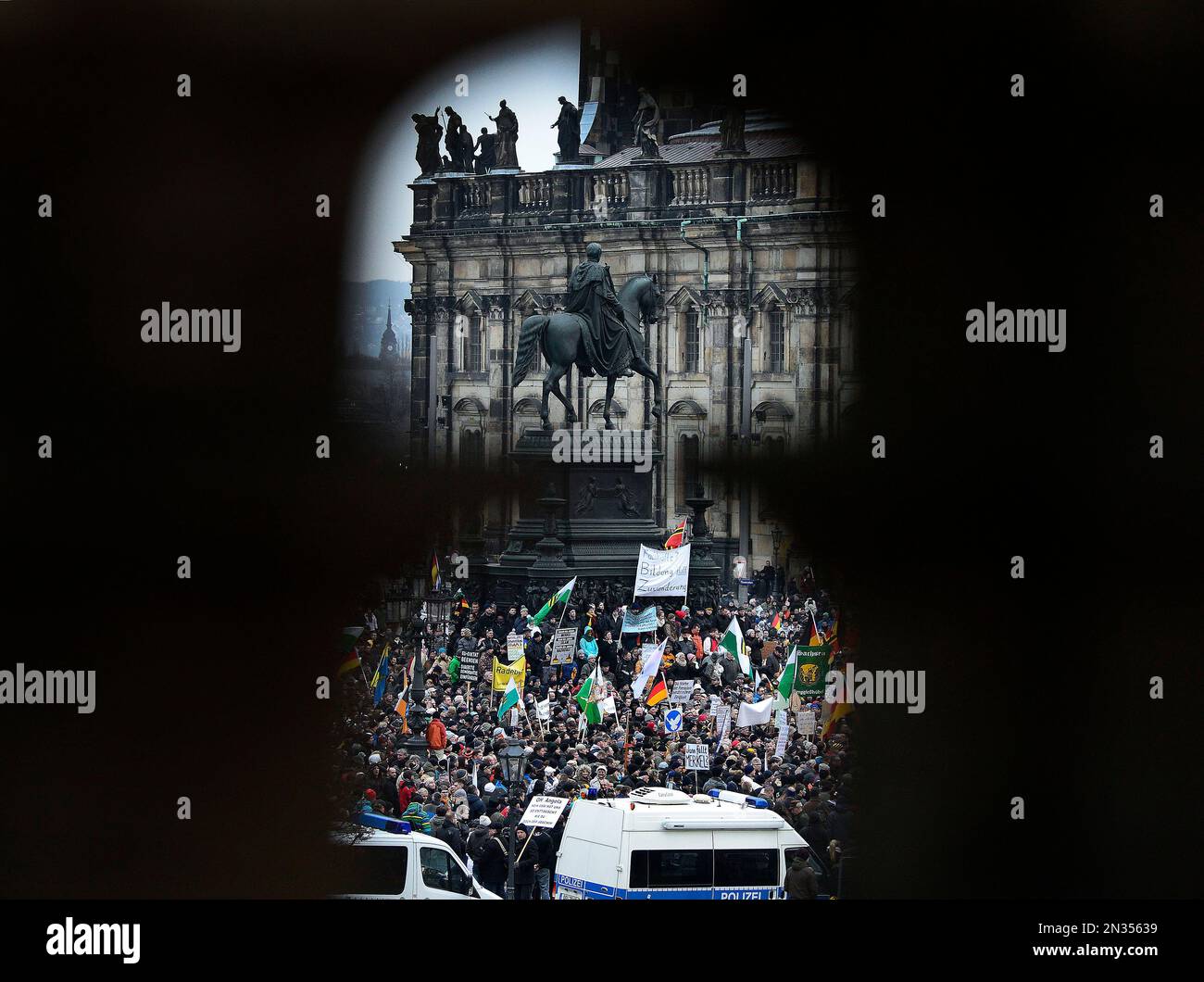 A rally of the group Patriotic Europeans against the Islamization of the West, or PEGIDA, is photographed through a gap of the balcony of the Dresden Zwinger in Dresden, Germany, Sunday, Jan. 25, 2015. (AP Photo/Jens Meyer) Banque D'Images