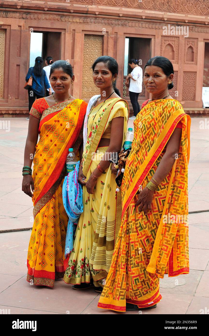 Femmes vetues de vetements typiques Inde Photo Stock Alamy